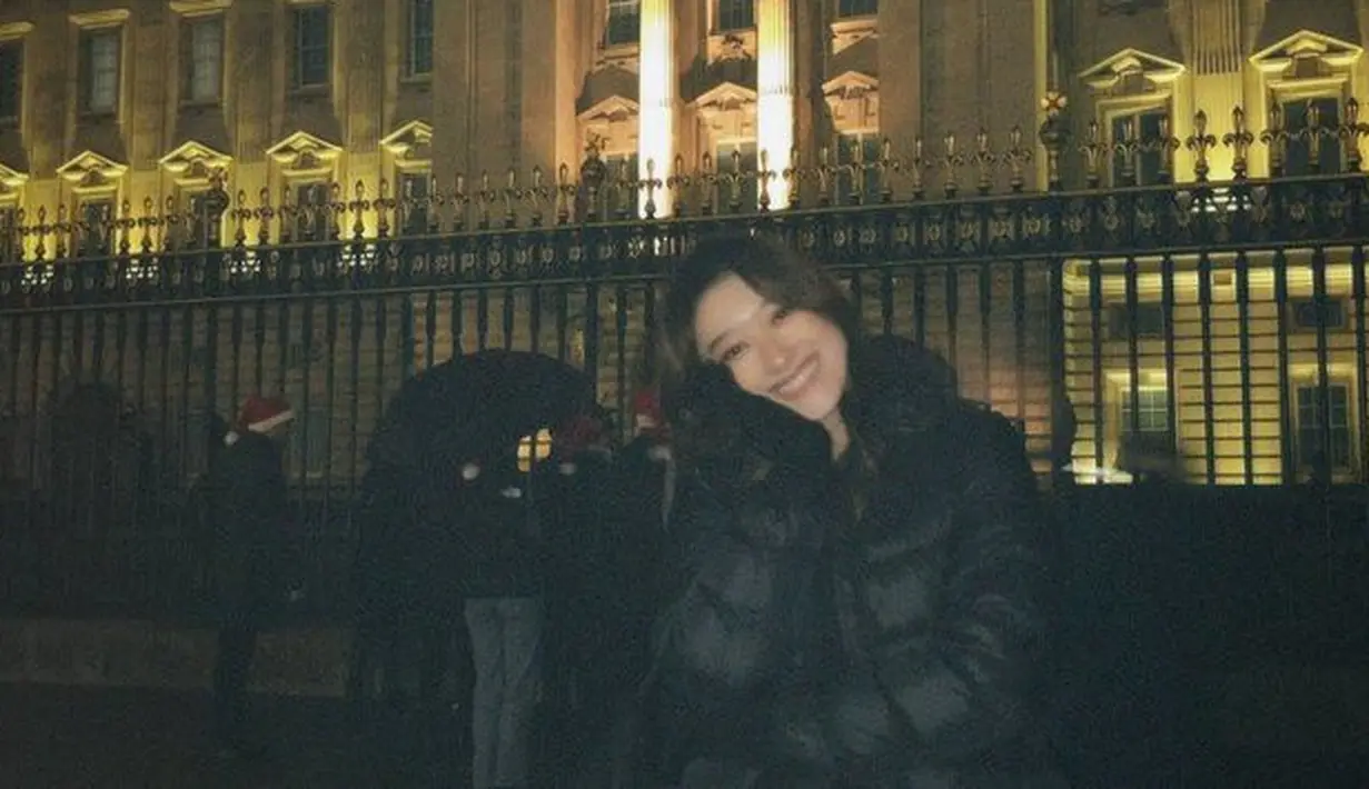 <p>Lantaran di Inggris masih musim dingin, Amanda kerap mengenakan jaket dan mantel. [Foto: instagram.com/amandacaesaa]</p>