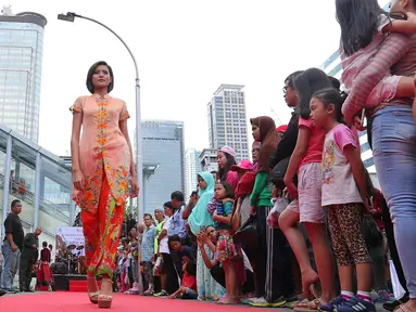 Pusat retail modern terkemuka di Indonesia, Sarinah merayakan Hari Batik Nasional pada hari Minggu, 2 Oktober 2016 yang akan berlangsung mulai pukul 06.00 WIB hingga 10.00 WIB yang mengambil tempat di lingkungan pertokoan. (Liputan6.com/Angga Yuniar)