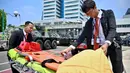 Personel dari tim kesehatan juga disiagakan. (BAY ISMOYO/AFP)
