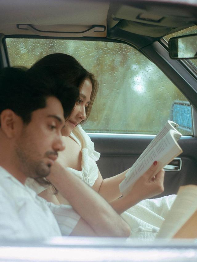 6 Potret Mesra Prilly Latuconsina dan Reza Rahadian di MV Dear Love, Bak Prewedding