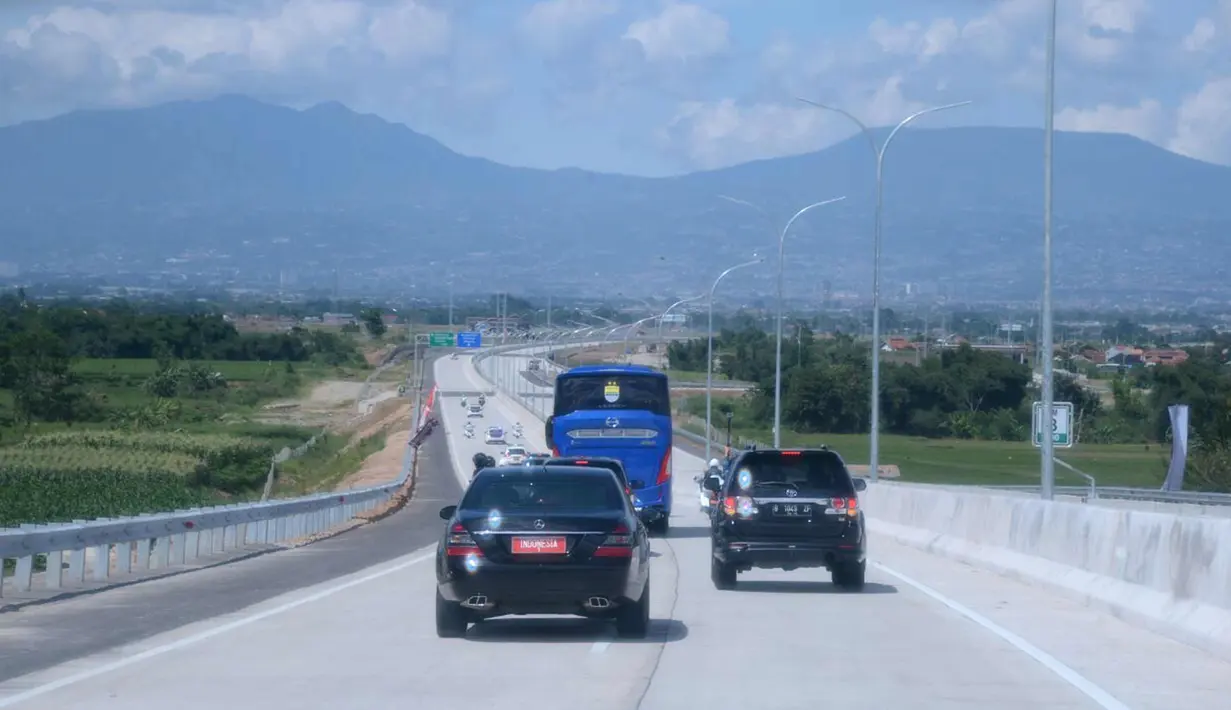 Iring-Iringan rombongan kepresidenan saat mencoba tol Soreang-Pasir Koja (Soroja) di Kab Bandung, Senin (4/12). (Liputan6.com/Biro Pers Kepresidenan)