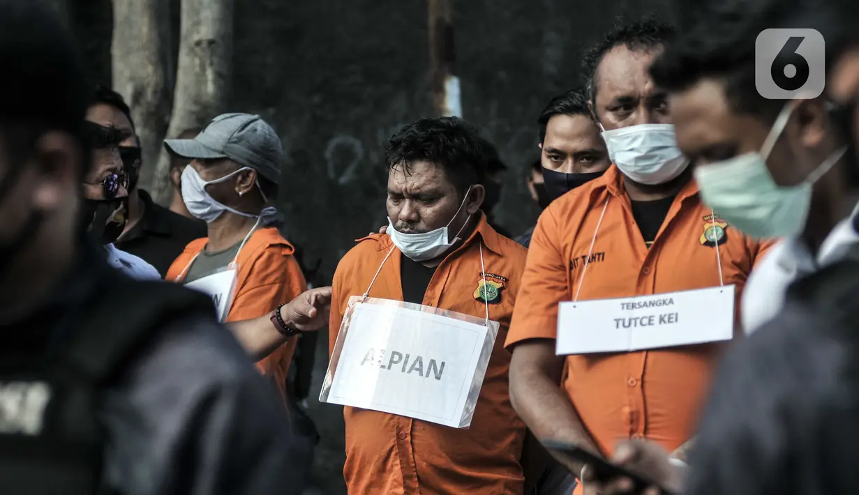 Sejumlah tersangka saat memperagakan salah satu adegan dalam rekonstruksi kasus penyerangan anak buah John Kei terhadap kelompok Nus Kei di kediaman John Kei di Perumahan Tytyan Indah, Bekasi, Jawa Barat, Senin (6/7/2020). (merdeka.com/Iqbal S. Nugroho)