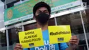 Aktivis membentangkan tulisan saat menunggu proses pengajuan gugatan warga untuk menuntut hak mendapatkan udara bersih di Pengadilan Negeri Jakarta Pusat, Kamis (4/7/2019). Mereka mengajukan gugatan warga negara kepada tujuh pihak tergugat. (Liputan6.com/Helmi Fithriansyah)