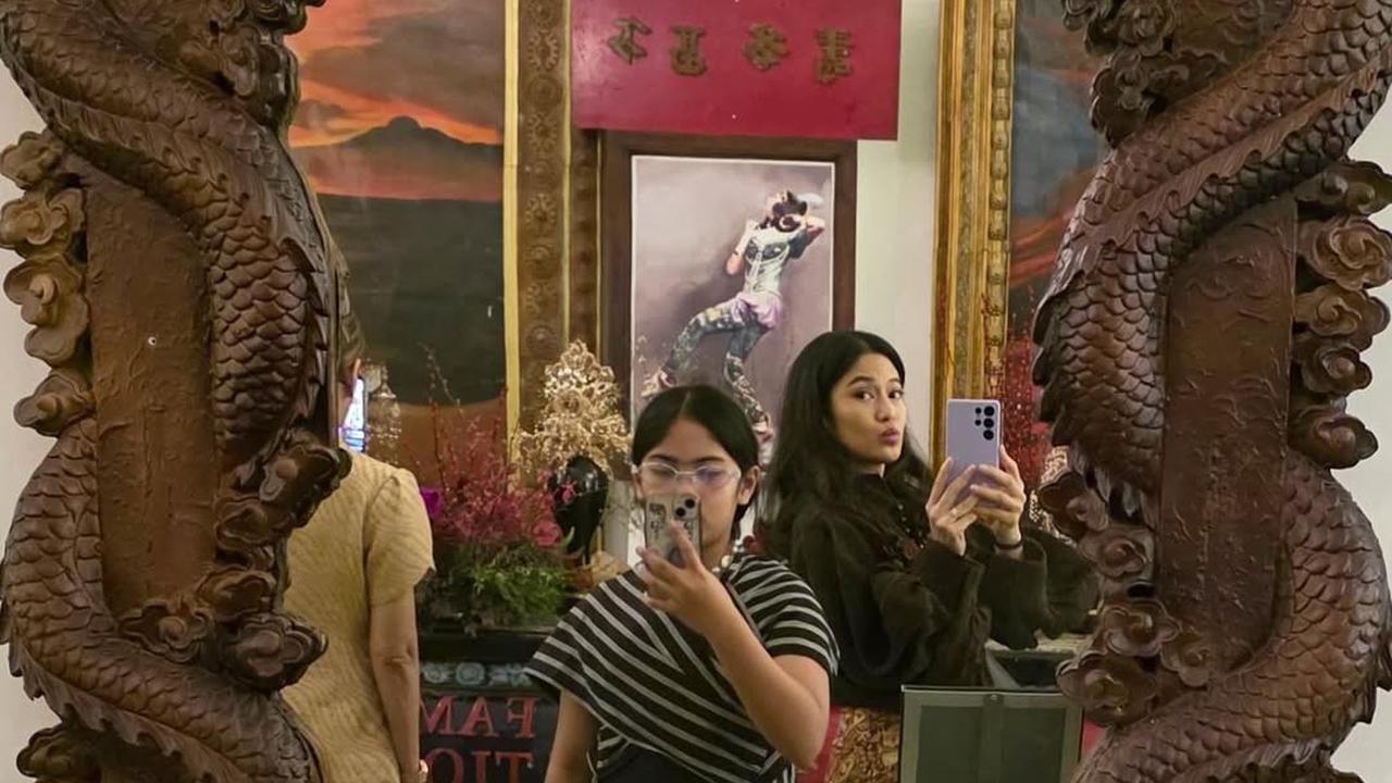 7 Potret Kebersamaan Dian Sastrowardoyo dan Sang Putri yang Beranjak Remaja, Tampil Stylish dengan OOTD Kain Tradisional