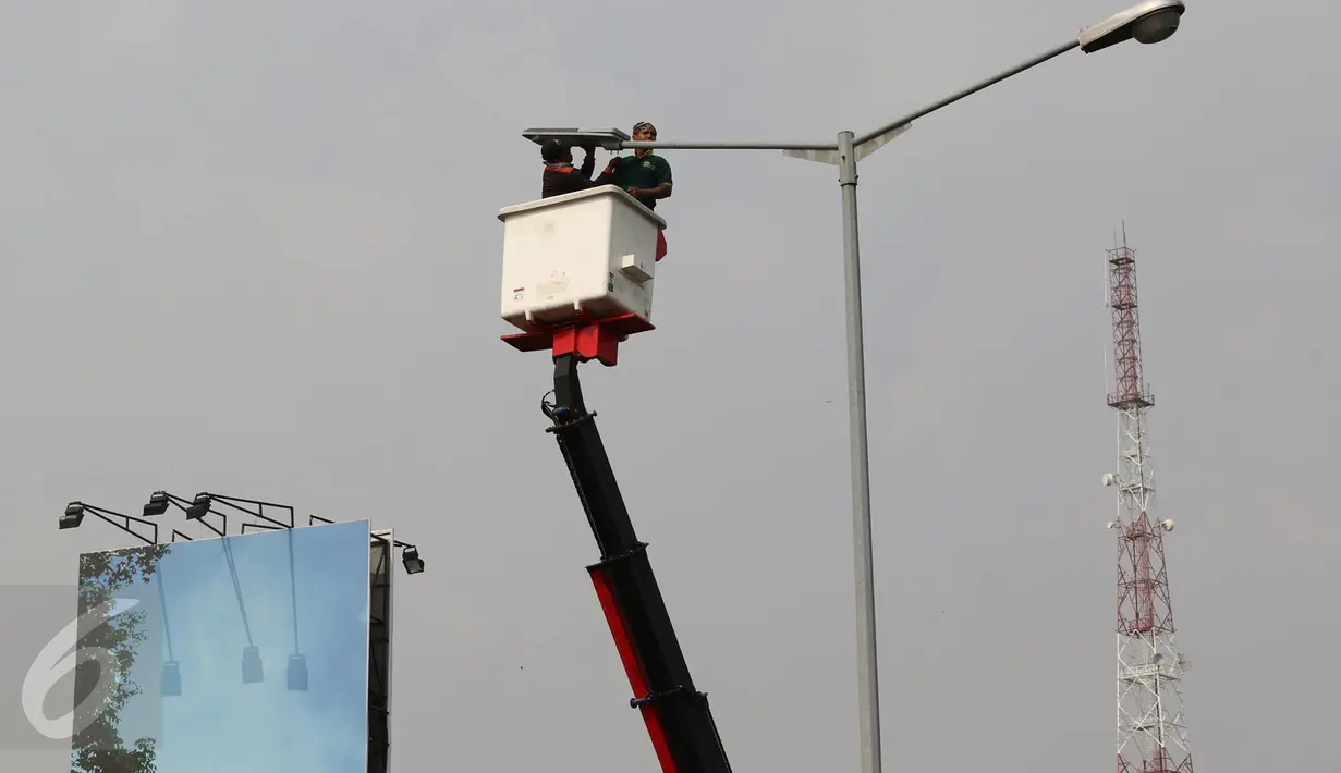 Petugas ketika mengganti lampu light emitting diode (LED) di Jakarta, Selasa (26/7). Secara bertahap, Pemprov DKI akan menggunakan lampu LED yang hemat energi untuk Penerangan Jalan Umum (PJU) di seluruh Jakarta. (Liputan6.com/Immanuel Antonius)
