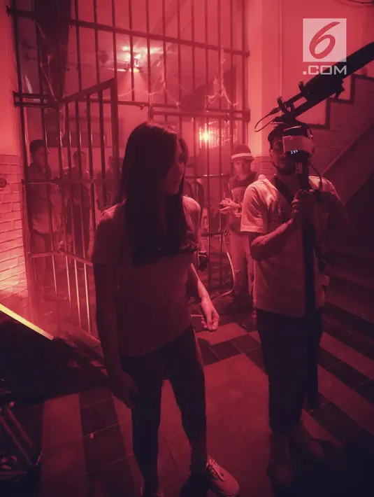 Aktris Jessica Mila saat proses syuting film horor terbarunya yang berjudul Mata Batin 2 di kawasan Jakarta Barat, Rabu (5/9). Sebelumnya Jessica juga berperan dalam sekuel pertama yakni Mata Batin. (Liputan6.com/Faizal Fanani)