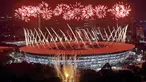 Suasana pesta kembang api saat pembukaan Asian Games di SUGBK, Jakarta, Sabtu, (18/8/2018). Pesta kembang api membuat langit Jakarta semakin gemerlap. (Bola.com/Peksi Cahyo)