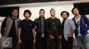 Personel band Nidji berpose seusai peluncuran album "Breakthru" versi piringan hitam (vinyl) di kawasan Kemang, Jakarta, Senin (28/11). (Liputan6.com/Herman Zakharia)