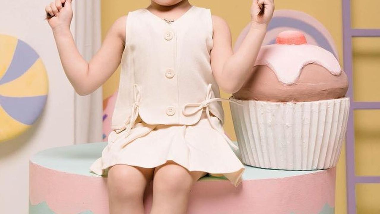 Niloufer Bahalwan juga melakukan pemotretan gaya imut. Tampak rambutnya dikucir dua dengan memakai dress pendek.