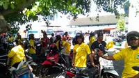 Simpatisan Golkar Malut versi Elang yang menduduki Kantor DPD I Golkar di Ternate, Minggu (15/3/2020).