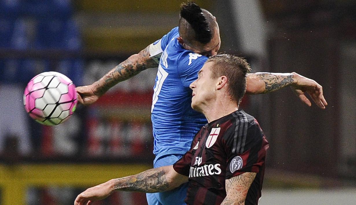 Pemain AC Milan Juraj Kucka duel udara dengan pemain Napoli Marek Hamsik  dalam lanjutan Liga Seri A di San Siro Stadium, Milan, Senin (05/10/2015). Milah kalah 0-4 dari Napoli. (REUTERS/Giorgio Perottino)