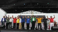 Para pemimpin partai peserta pemilu 2014 tampak saling bergandengan tangan menyambut kampanye berintegritas (Liputan6.com/Herman Zakharia).