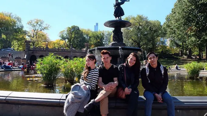 [Bintang] Bulan Terbelah di Langit Eropa