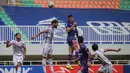 Penyerang Persita Tangerang, Alex Goncalves (kanan) melepaskan sundulan saat melawan Bali United dalam laga pekan ke-4 BRI Liga 1 2021/2022 di Stadion Pakansari, Bogor, Jumat (24/09/2021). Persita kalah 1-2. (Bola.com/Bagaskara Lazuardi)
