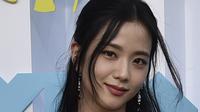 Jisoo dari Blackpink tiba di MTV Video Music Awards di Prudential Center di Prudential Center di Newark, N.J (28/8/2022). Jisoo terlihat paling anggun di antara personel BLACKPINK. Bintang drama Korea Snowdrop itu memakai koleksi dress Dior Cruise 2023 dengan atasan renda yang dilapisi kain berwarna kulit. (Photo by Evan Agostini/Invision/AP)