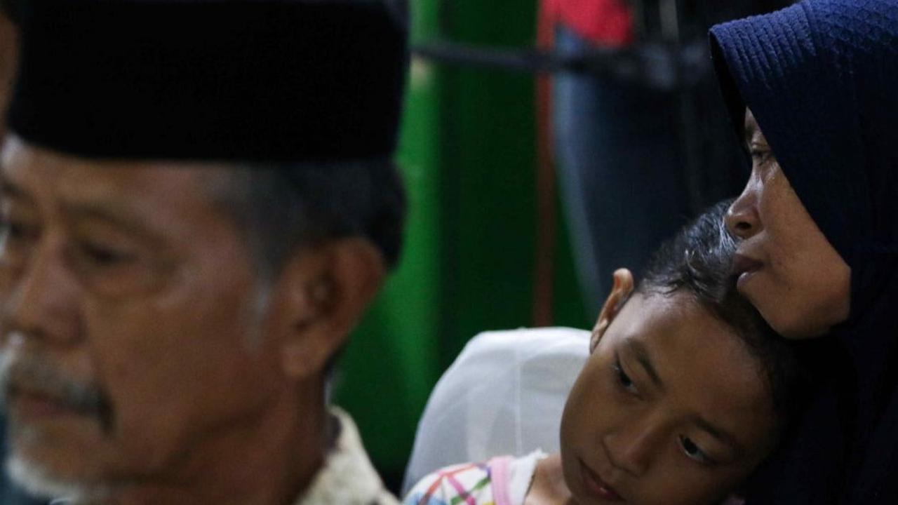 Raut wajah keluarga korban pun tampak diselimuti kesedihan mendalam ketika petugas memanggil satu per satu anggota keluarga korban untuk menerima santunan dari Jasa Raharja. Foto: liputan6.com / Herman Zakharia