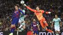 Kiper Inter Milan, Samir Handanovic (kanan) berusaha menghalau bola yang menuju pemain Barcelona, Antoine Griezmann pada laga Grup F Liga Champions 2019/2020 di Stadion Camp Nou, Barcelona, 2 Oktober 2019. (AFP/Josep Lago)