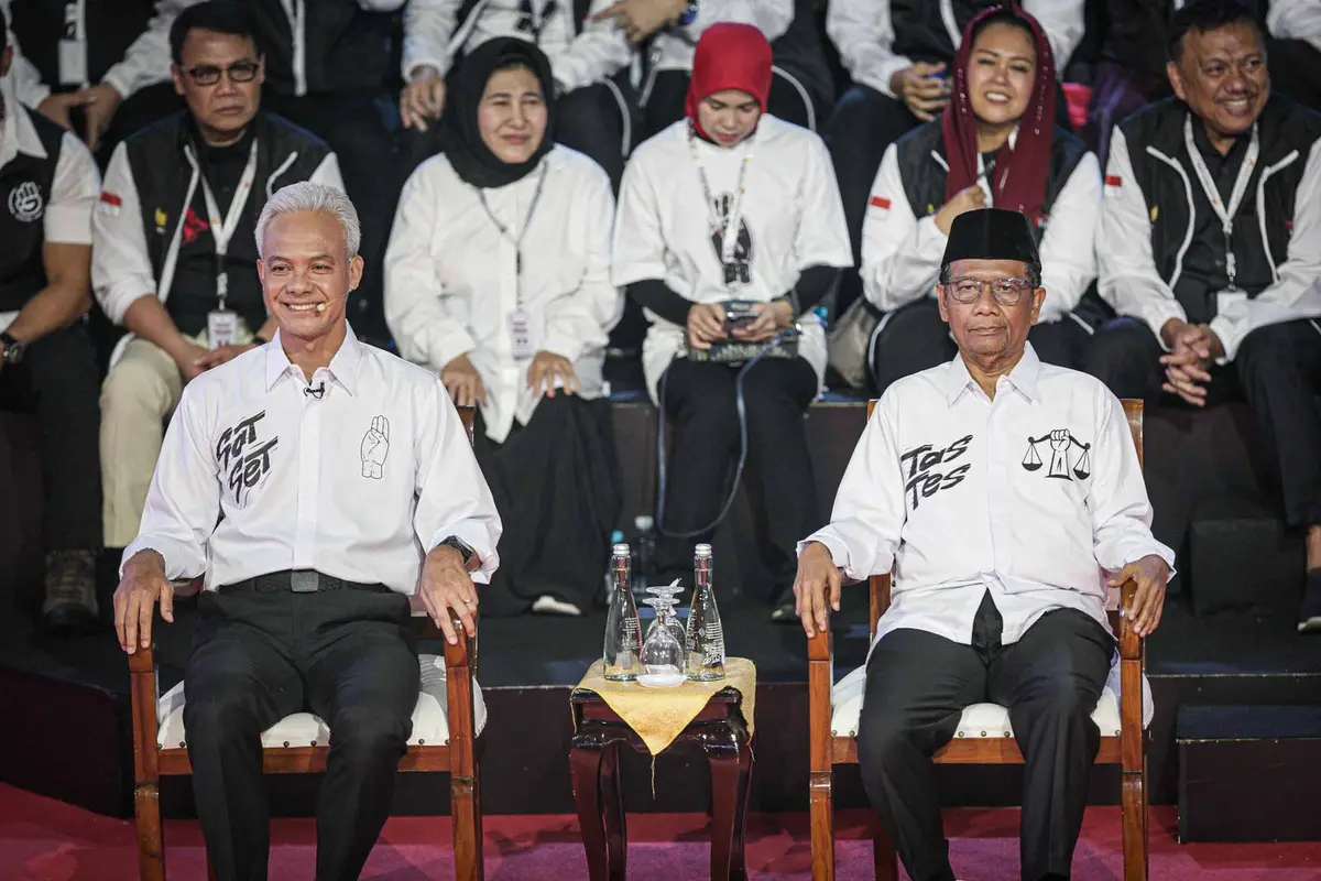 Ganjar Pranowo Tampil Beda di Debat Capres 2024, Kenakan Kemeja Putih Bertuliskan 'Sat Set'. Sementara Mahfud MD Bertuliskan 'Tes Tes' (Liputan6.com/Faizal Fanani)