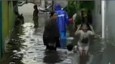 Ratusan rumah di Surabaya terendam banjir, hingga tanggul jebol sepanjang 7 meter.