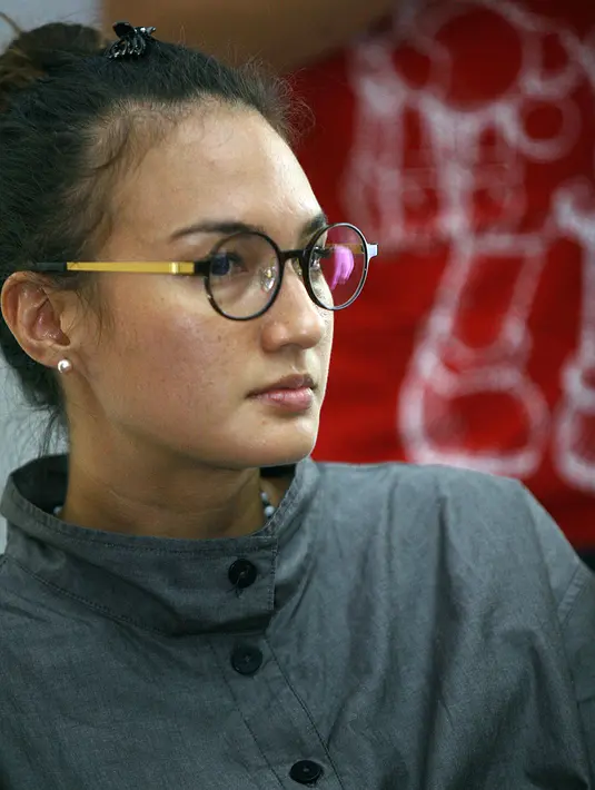 Nadine diperiksa sebagai salah satu saksi lantaran menjadi salah satu artis yang terlibat dalam film action berjudul Azrax. Sebelumnya, Aa Gatot mengaku bahwa senjata itu sebagai proferti film yang digarapnya. (Nurwahyunan/Bintang.com)