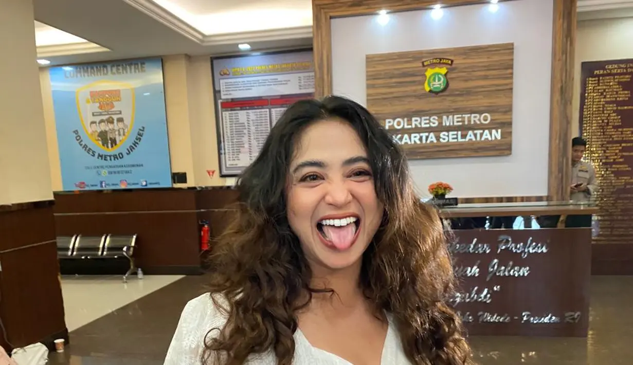 Sebelum membuat laporan, Dewi Perssik mengaku sempat memberi teguran kepada akun-akun yang dinilai telah menghinanya. Apalagi belakangan, para haters sudah mengusik kehidupan Dewi Perssik. (ist - Munady Widjaja)