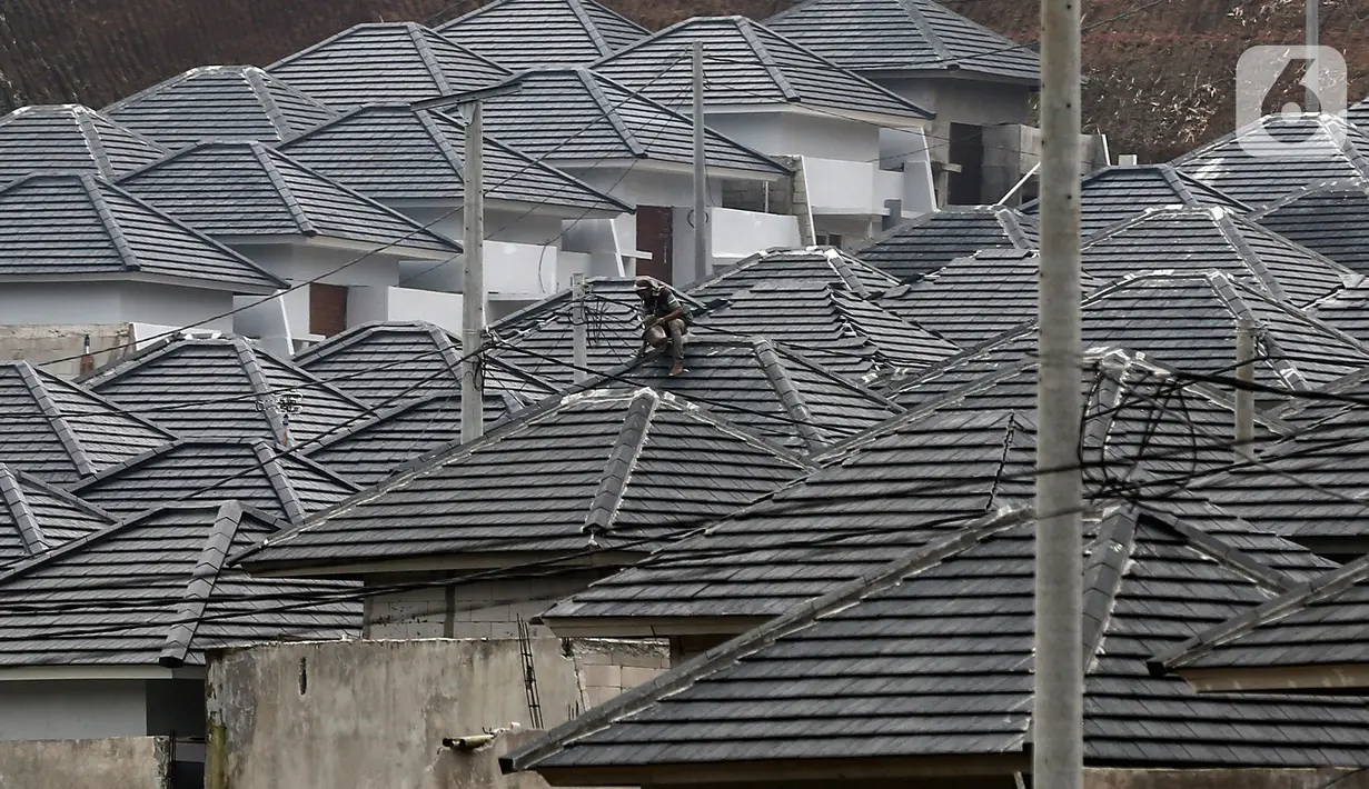 Pekerja menyelesaikan pembangunan rumah bersubsidi di Ciseeng, Bogor, Jawa Barat, Rabu (16/2/2021). Bank BTN menargetkan realisasi KPR mencapai lebih 200 ribu rumah pada 2021. (Liputan6.com/Johan Tallo)