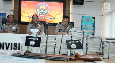 Polri menggelar jumpa pers terkait kasus penyerangan Mapolda Sumatra Utara (Sumut), di Mabes Polri, Jakarta Selatan, Jumat (30/6). Kelompok teror menyerang pos jaga Mapolda Sumut dan menyebabkan seorang anggota polisi tewas. (Liputan6.com/Herman Zakharia)