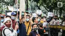 Para pencari suaka melakukan aksi unjuk rasa di depan kantor UNHCR, Jakarta, Selasa (18/8/2020). Dalam aksinya mereka meminta pertanggung jawaban dari UNHCR karena hingga saat ini banyak para pencari suaka tidak mendapatkan kejelasan akan nasibnya di Indonesia. (Liputan6.com/Faizal Fanani)