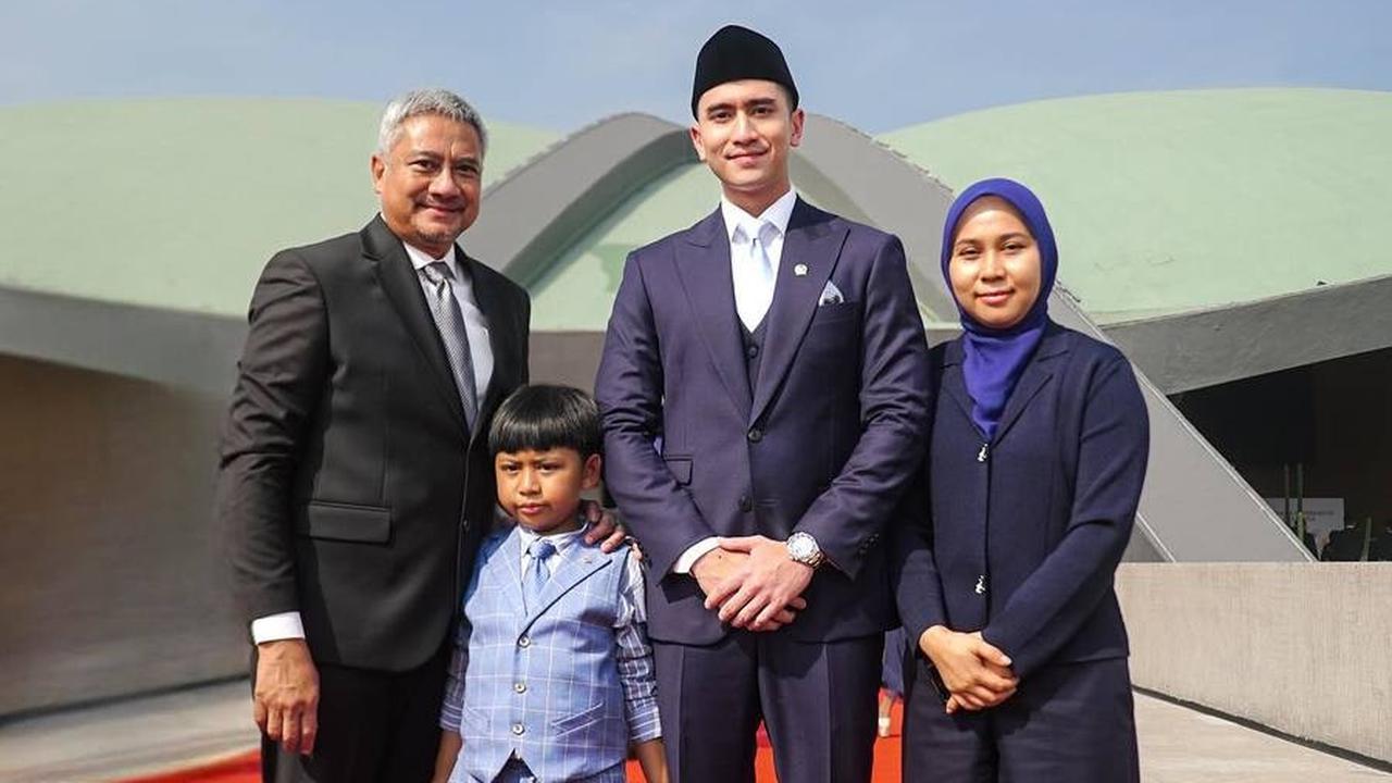 "10 tahun yang lalu saya di gedung itu menemani mama Venna yang dilantik dan ternyata fast forward 10 tahun kemudian tidak menyangka saya yang akan dilantik dan malah gantian ditemani oleh kedua orang tua saya," ujar Verrell.&nbsp;