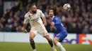 Pemain Chelsea, Marc Cucurella, berebut bola dengan pemain Real Madrid, Dani Carvajal, pada laga leg kedua perempat final Liga Champions di Stadion Stamford Bridge, Rabu (19/4/2023). (AP Photo/Kirsty Wigglesworth)