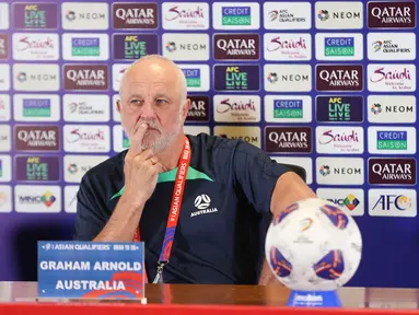 Pelatih kepala Timnas Australia, Graham Arnold menghadiri konferensi pers jelang laga kualifikasi Piala Dunia 2026 menghadapi Indonesia di Ruang Konferensi Pers Stadion Utama Gelora Bung Karno (SUGBK), Senayan, Jakarta, Senin (9/9/2024). (Bola.com/Abdul Aziz)