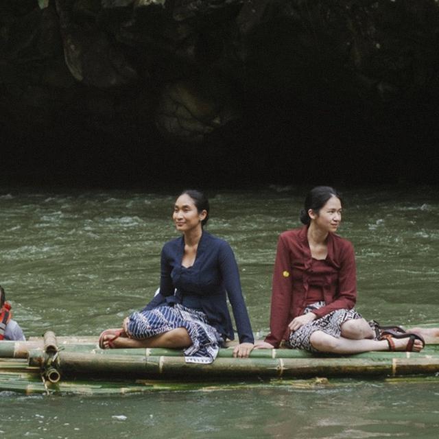 Adu Akting, Ini 6 Potret Happy Salma dan Laura Basuki di Film Before, Now & Then