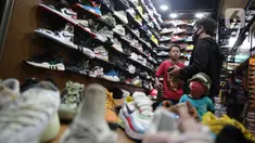 Penjual melayani calon konsumen sepatu impor dari Vietnam dan China di salah satu toko sepatu di Jakarta, Selasa (1/9/2020). Kementerian Perdagangan memperketat prosedur impor produk alas kaki dan barang konsumsi lainnya melalui Peraturan Menteri Perdagangan No. 68/2020. (Liputan6.com/Faizal Fanani)
