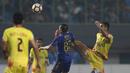 Pemain Bhayangkara, Otavio Dutra menendang bola tanpa sengaja menghantam kepala pemain Persib Bandung, Tantan pada Liga 1 2017 di Stadion Patriot, Bekasi, (04/06/2017). (Bola.com/Nicklas Hanoatubun)