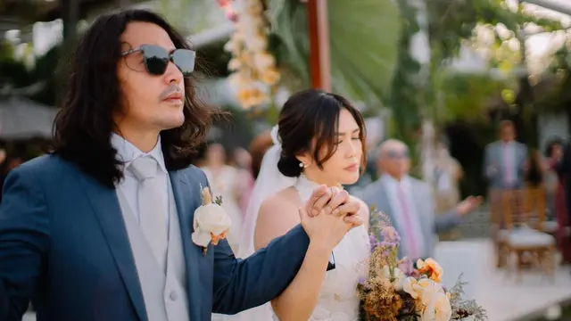 Busana Effortless Ello dan Cindy Maria di Pernikahan Romantis Pinggir Pantai