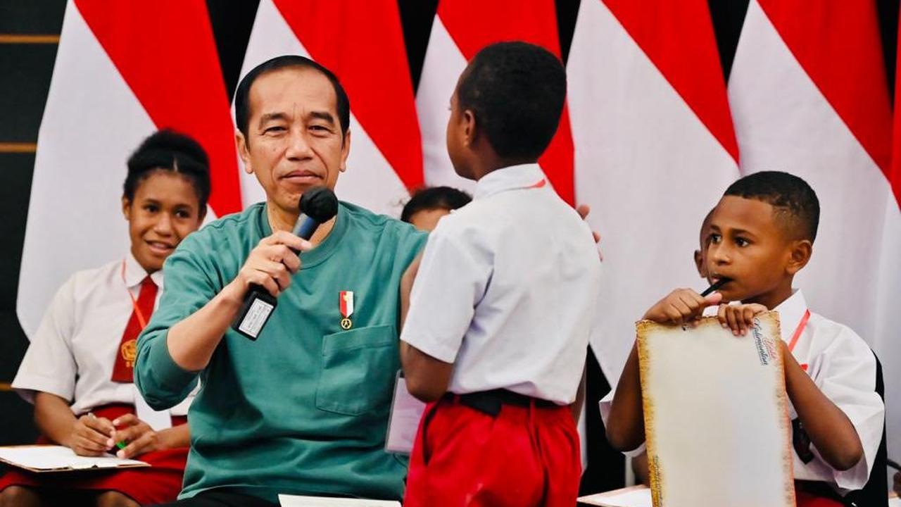 "Saya ingin tes kemampuan anak-anak untuk berhitung. Nanti yang jadi jurinya biar Profesor Yohanes. Ini saya lihat anak-anak pintar-pintar banget," kata Jokowi.