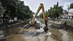 Petugas dari Sudin SDA menggunakan alat berat saat pengerukan lumpur di Kali Pasar Baru, Jakarta, Minggu (23/5/2021). Pengerukan lumpur Kali Pasar Baru yang merupakan aliran Kali Ciliwung itu guna mencegah pendangkalan serta mengantisipasi banjir di musim penghujan. (merdeka.com/Iqbal S Nugroho)