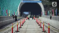 Pekerja menyelesaikan proyek Tunnel 6 kereta cepat Jakarta-Bandung di kawasan Cikalong Wetan, Depok, Purwakarta, Jawa Barat, Rabu (30/3/2022). Kereta cepat Jakarta-Bandung ditargetkan bisa uji operasi pada November 2022. (Liputan6.com/Faizal Fanani)