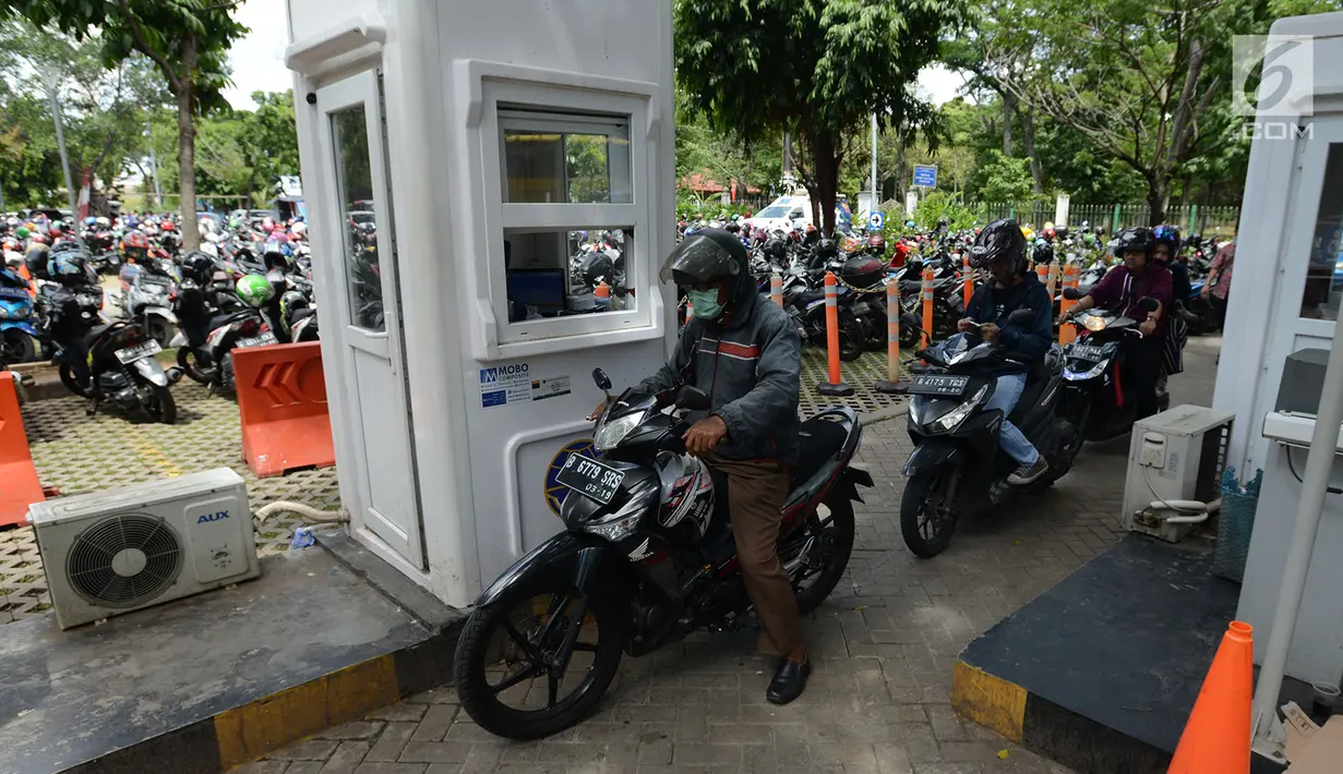 Pengendara motor mengantre megambil karcis parkir di Kawasan Irti Monas, Jakarta, Kamis (3/1). Pemerintah Provinsi DKI Jakarta berencana menaikkan tarif layanan parkir per Januari 2019. (Merdeka.com/Imam Buhori)