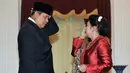 Presiden ke-6 RI Susilo Bambang Yudhoyono (SBY) membenarkan kopiahnya dengan arahan sang istri, Ani Yudhoyono saat pelantikannya sebagai presiden kedua kalinya di Istana Merdeka, Jakarta, 20 Oktober 2009. (AFP PHOTO/ADEK BERRY)