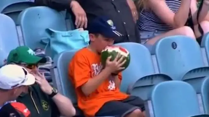 Tertangkap Kamera Makan Melon, Anak Ini Jadi Terkenal