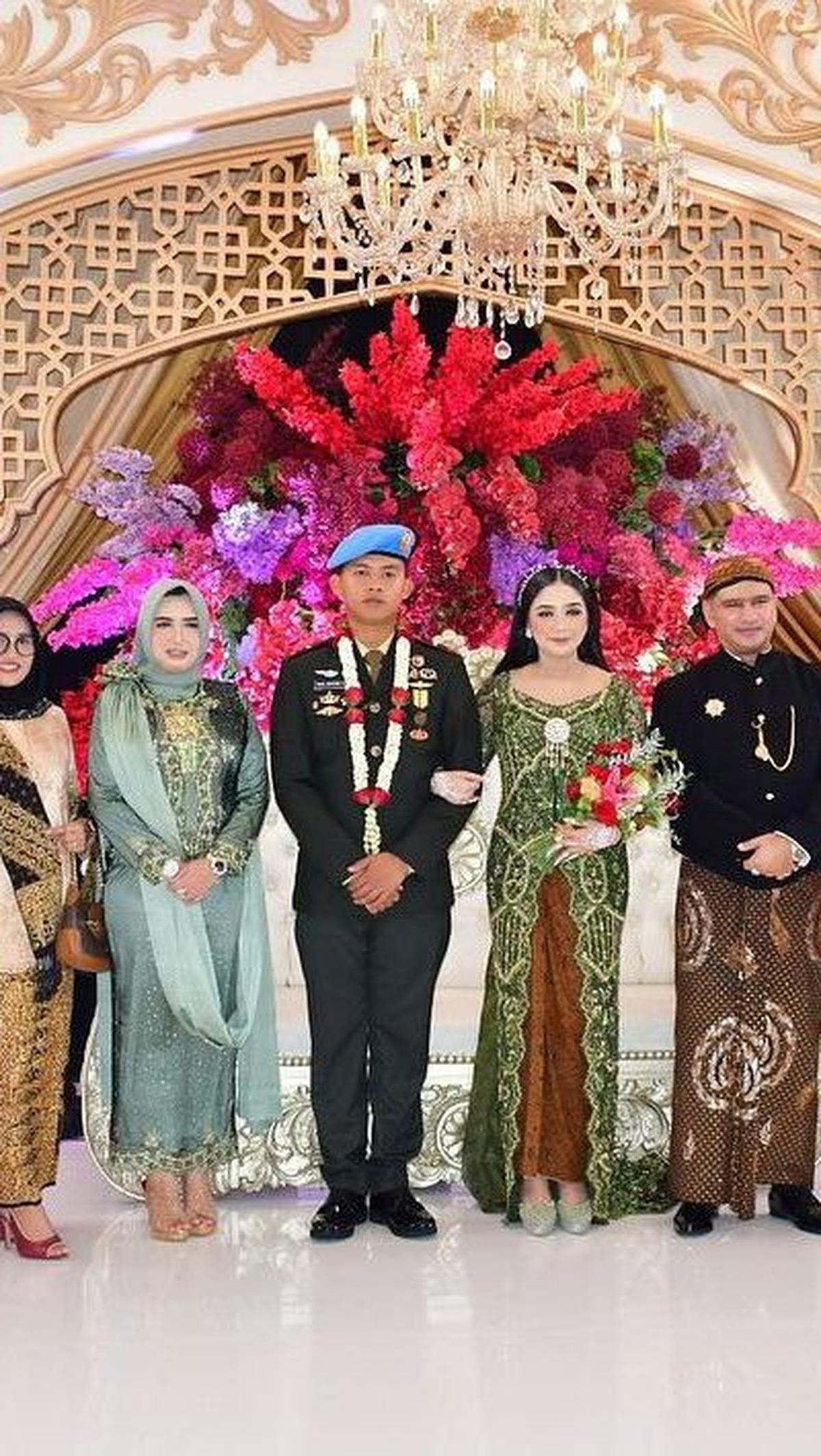 Netizen juga turut memberikan ucapan selamat dan doa kepada pasangan yang baru menikah melalui kolom komentar di berbagai media sosial.