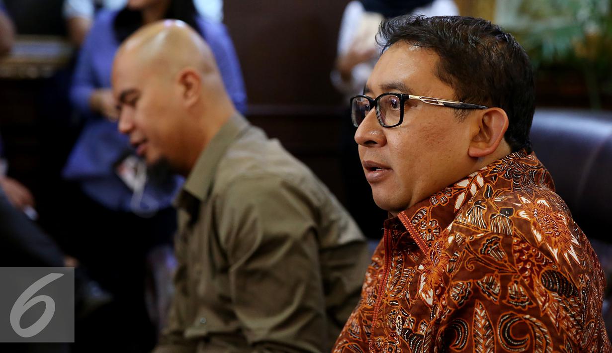 Wakil ketua DPR Fadli Zon saat memberikan keterangan kepada awak media setelah melakukan pertemuan dengan Ahamd Dhani di Gedung Nusantara III DPR, Kompleks Parlemen, Senayan, Jakarta, Senin (28/11). (Liputan6.com/Johan Tallo)