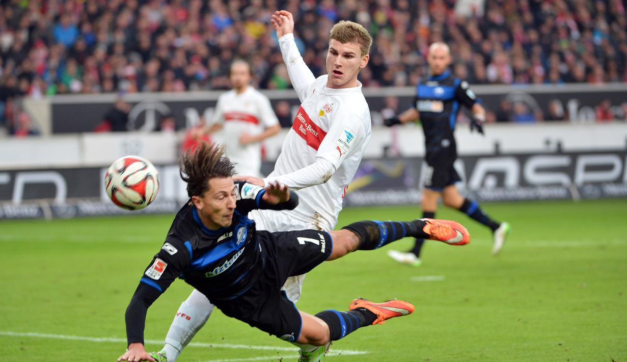 Pemain Stuttgart,Timo Werner (kanan) mempu bersaing sebagai penghuni papan atas topskor Bundesliga dengan 10 gol hingga pekan ke-18. (EPA/Daniel Naupold)