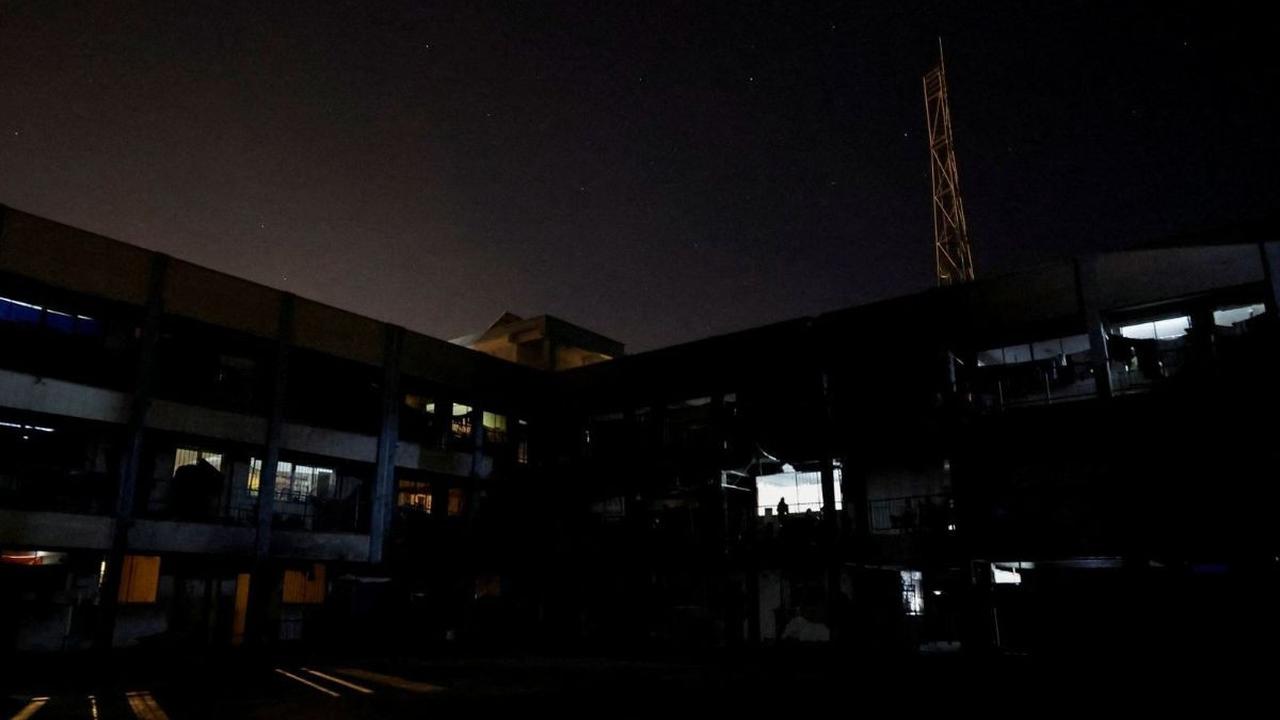 Ratusan warga Palestina yang meninggalkan rumah mereka masih mengungsi ke sebuah sekolah di Khan Younis, selatan Jalur Gaza, setelah serangan militer Israel yang terus berlangsung di tengah konflik Israel-Hamas. Foto: REUTERS / Mohammed Salem<br>