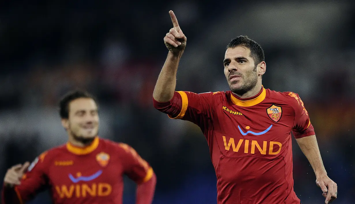 Simone Perrotta. Gelandang tengah Italia ini memperkuat Chievo selama 3 musim, mulai 2001/2002 hingga 2003/2004. Total bermain dalam 100 laga dengan mencetak 7 gol. Ia pensiun bersama AS Roma akhir musim 2012/2013 setelah membela I Lupi selama 9 musim mulai 2004/2005. (Foto: AFP/Filippo Monteforte)