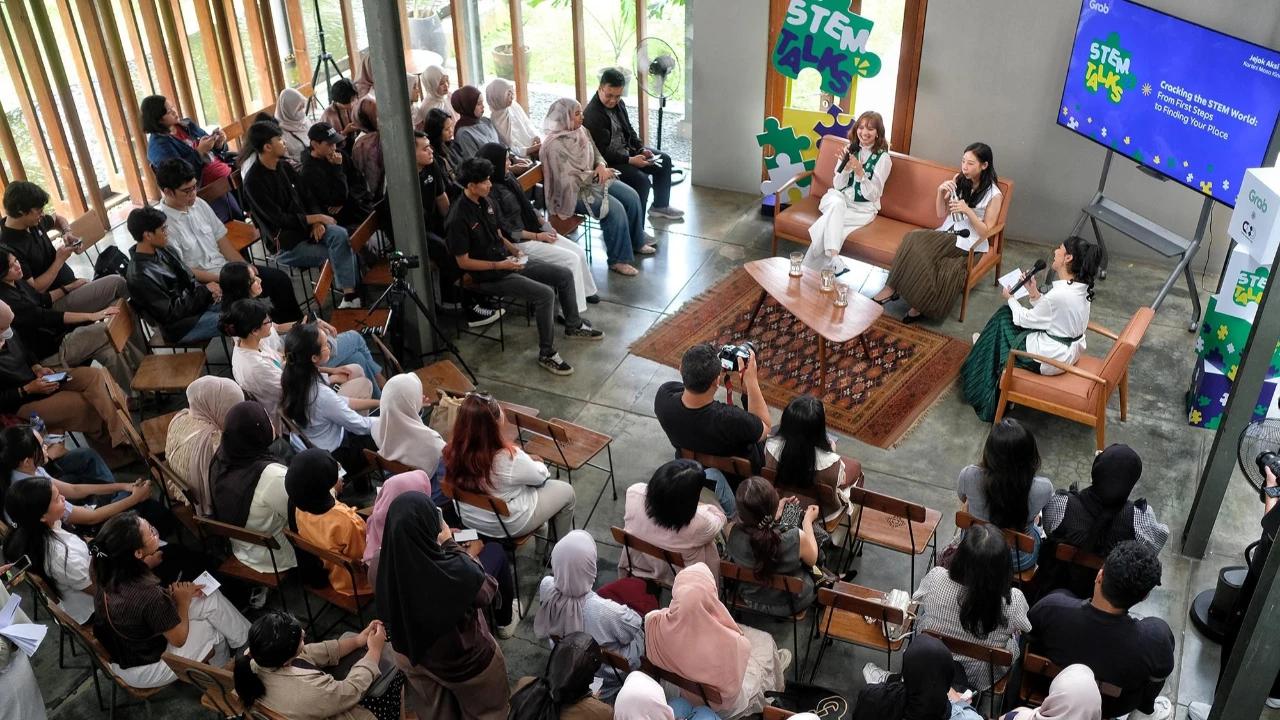 FOTO: Perempuan Muda Berbagi Inspirasi Menembus Dunia Teknologi