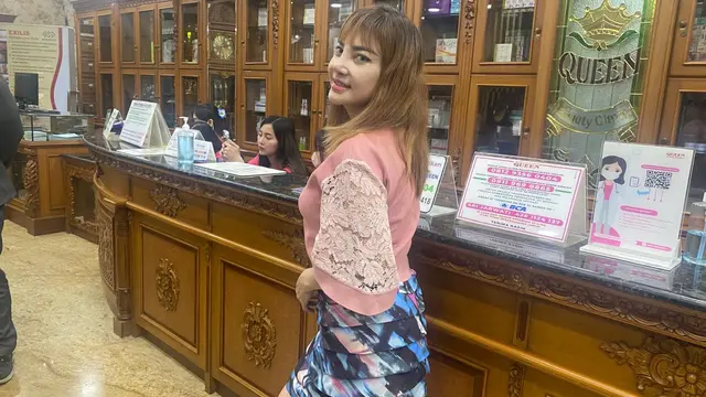 Irma Darmawangsa di Queen Klinik, Sunter, Jakarta Utara.