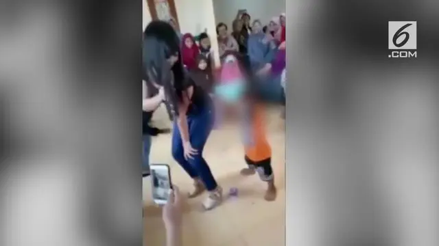 Sebuah video berisi rekaman bocah menyawer biduan dangdut mendadak viral.