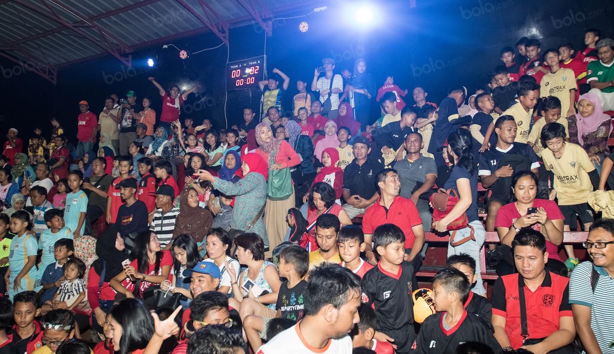 Suasana penuhnya tribun di Lapangan Sabnani Park saat laga pamungkas Liga Bola Indonesia. (Bola.com/Vitalis Yogi Trisna)